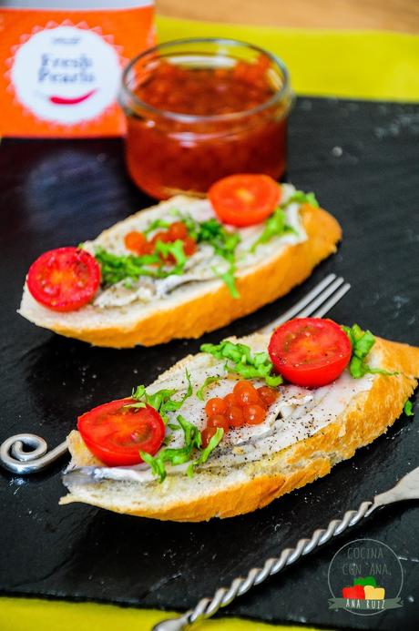 TOSTA DE BOQUERÓN EN VINAGRE Y PERLAS DE CHILI
