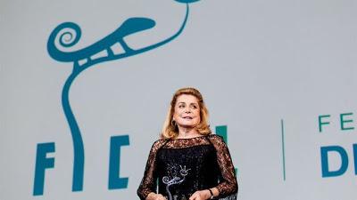Catherine Deneuve recibe su premio 'Almería Tierra de Cine'