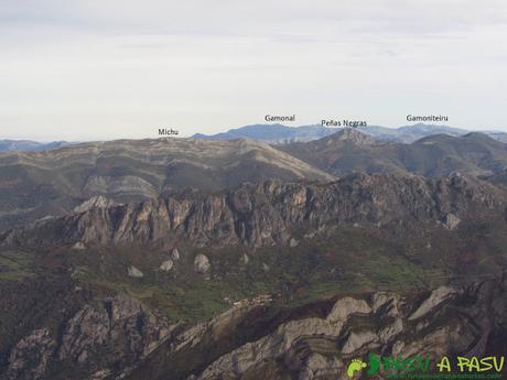 Vista de la Peña Michu, Gamonal y Gamoniteiru desde el Pico Mocoso