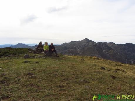 Cima del Pico Mocoso con el Cornón detrás