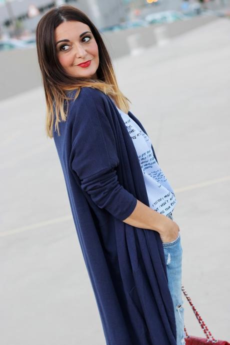 Cardigan largo y camisa con estampado de letras