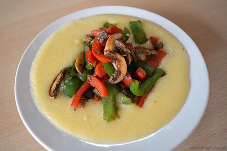 Polenta cremosa con pimientos y champiñones salteados