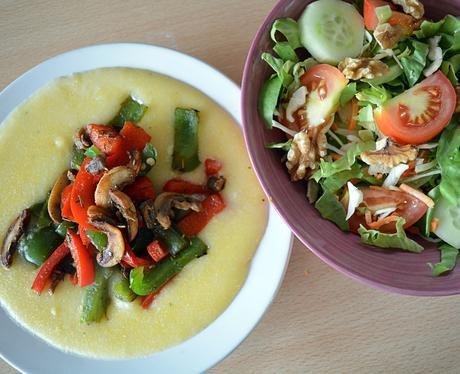 Polenta cremosa con pimientos y champiñones salteados