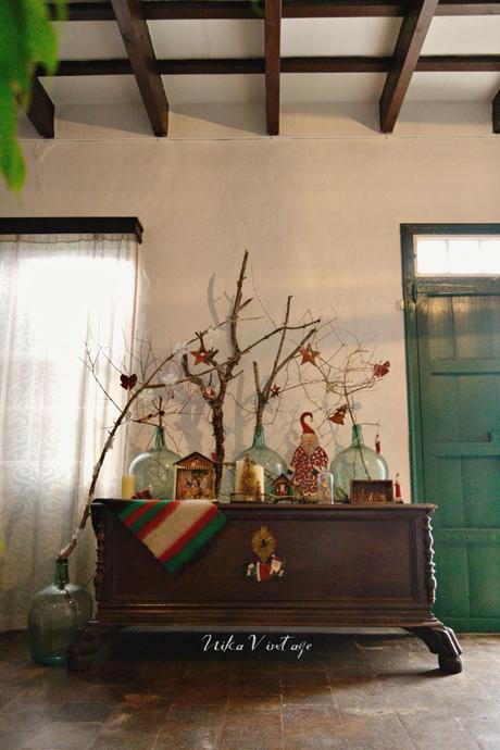 DECORACIÓN DE NAVIDAD CON DAMAJUANAS Y RAMAS