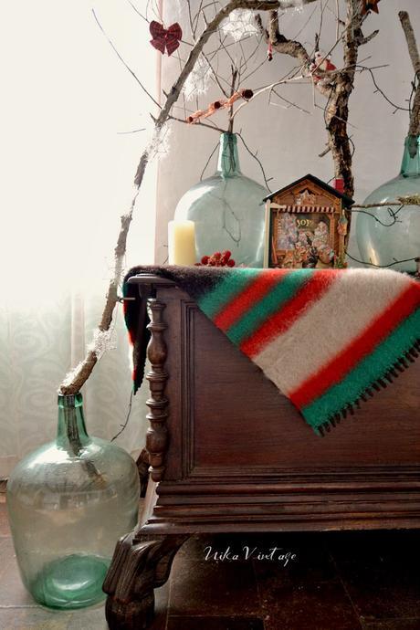 DECORACIÓN DE NAVIDAD CON DAMAJUANAS Y RAMAS