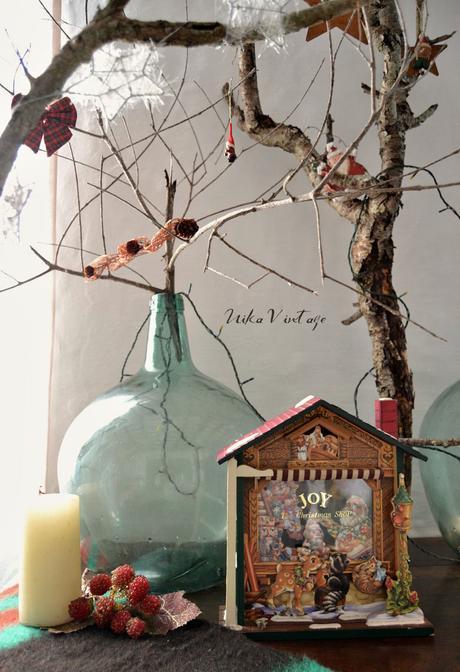 DECORACIÓN DE NAVIDAD CON DAMAJUANAS Y RAMAS