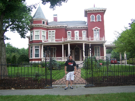 ariel-bosi-delante-de-la-casa-de-stephen-king