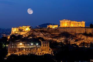 Luna sobre las ruinas de la Acrópolis ateniense.