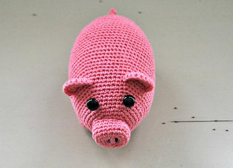 CERDITO DE GANCHILLO FUCSIA