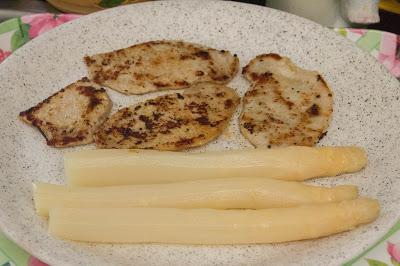 Menú de macarrones con tomate, lomo y espárragos