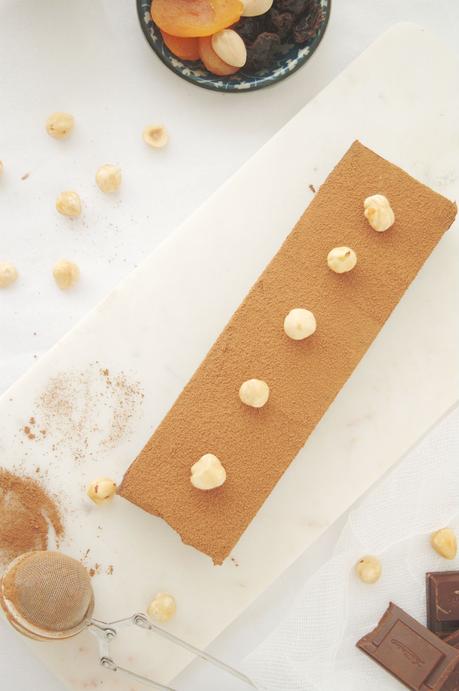 Turrón de chocolate, avellanas y otros frutos, todos preparados para la Navidad