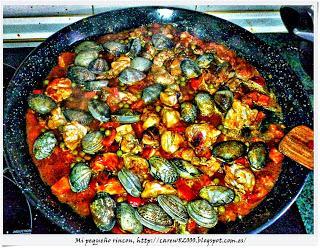 Paella de carne y almejas