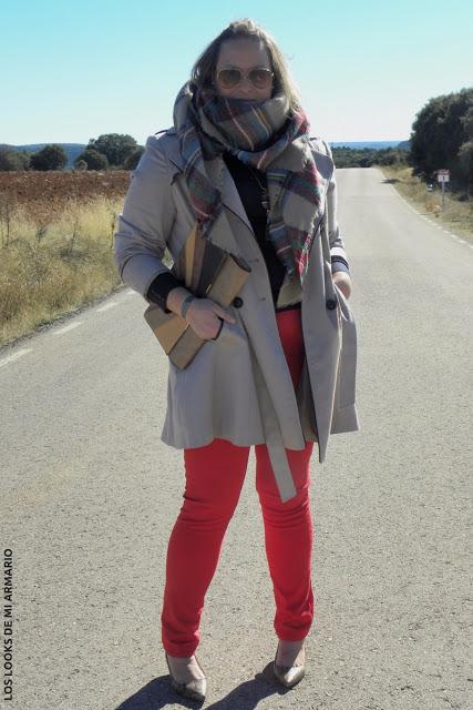 http://www.loslooksdemiarmario.com/2016/11/jeans-rojo-y-trench-look-curvy.html