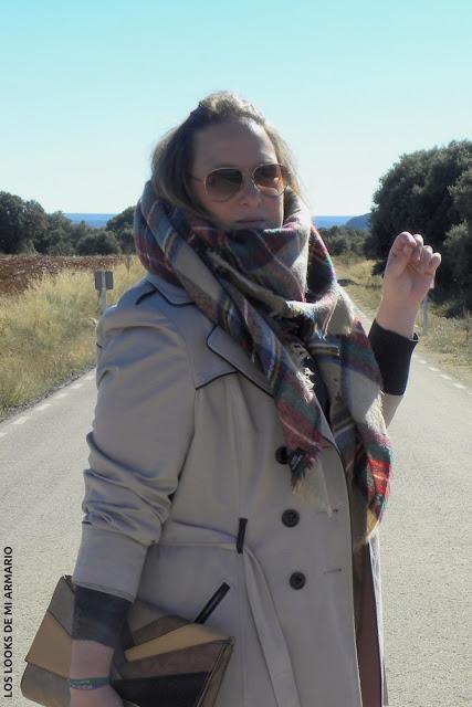 http://www.loslooksdemiarmario.com/2016/11/jeans-rojo-y-trench-look-curvy.html