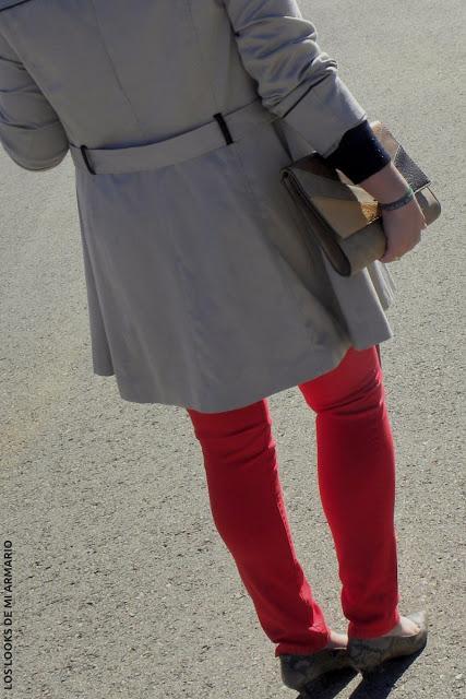 http://www.loslooksdemiarmario.com/2016/11/jeans-rojo-y-trench-look-curvy.html