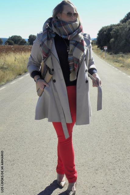 http://www.loslooksdemiarmario.com/2016/11/jeans-rojo-y-trench-look-curvy.html