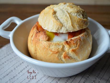 Cestitas de pan rellenas y montaditos con huevos de codorniz