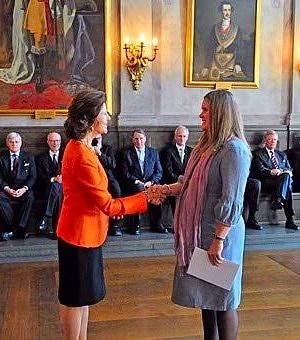 La Reina Silvia entrega las becas de la Masonería Sueca