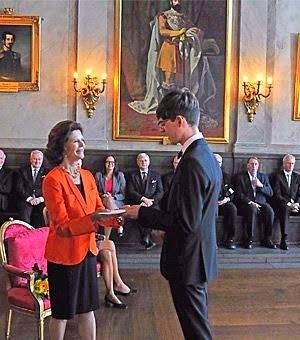 La Reina Silvia entrega las becas de la Masonería Sueca