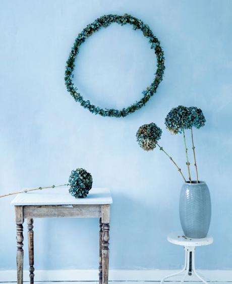 DIY: como decorar y hacer una CORONA DE FLORES silvestres con una percha