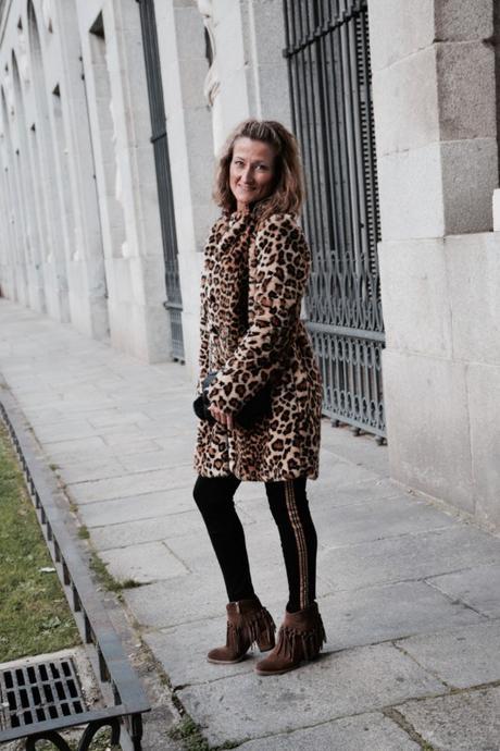 leopardo-flecos-étnico-leggins-pompón-outfit-look-invierno-otoño