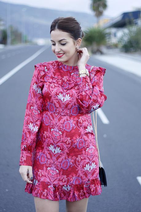 Look cena de empresa en rojo y negro