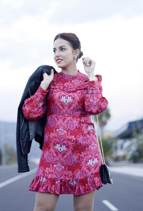 Look cena de empresa en rojo y negro