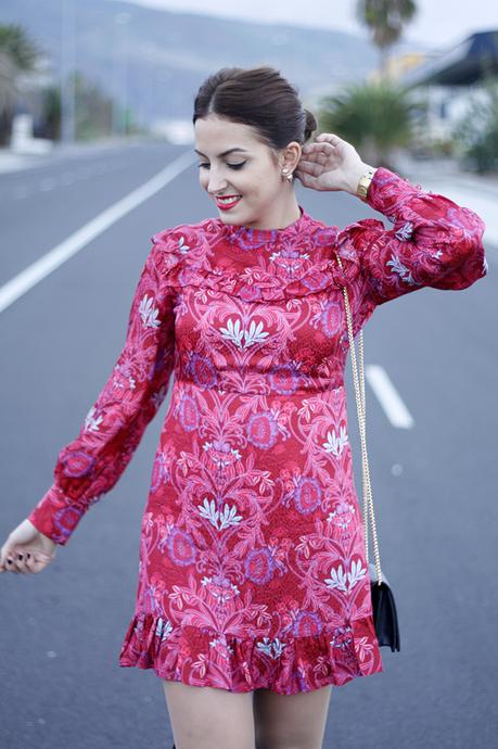 Look cena de empresa en rojo y negro