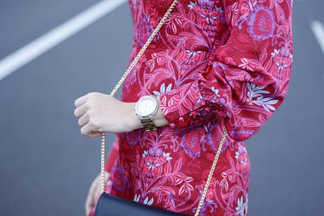 Look cena de empresa en rojo y negro