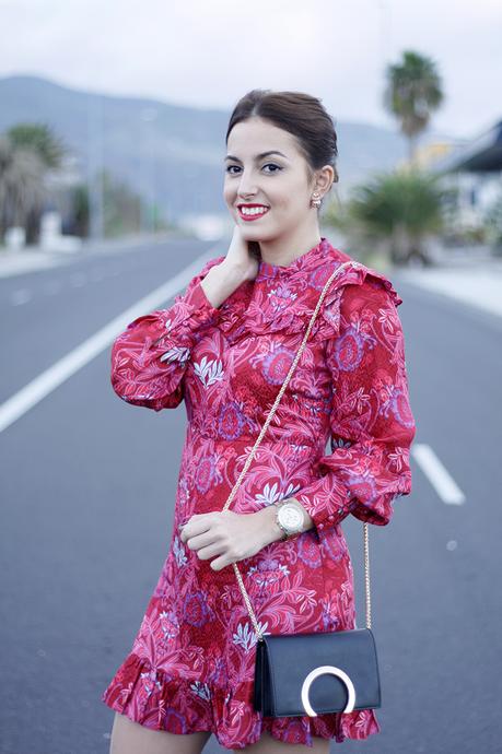 Look cena de empresa en rojo y negro