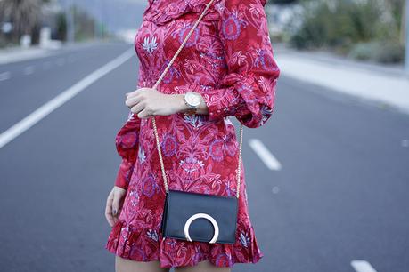 Look cena de empresa en rojo y negro