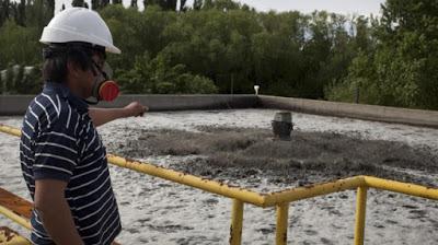 Concejales vieron y olieron la contaminación del Limay