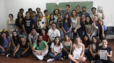 Estudiantes que apuestan al papel en la era digital