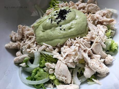 ENSALADA CON POLLO CON MAYONESA LIGERA DE AGUACATE