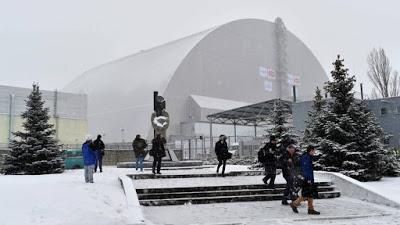 La catástrofe nuclear de Chernóbyl, en Ucrania, sigue latente.- A los treinta años se busca soluciones.- “A buenas horas mangas verdes”