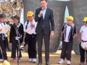 dice “ler” sino “leer”