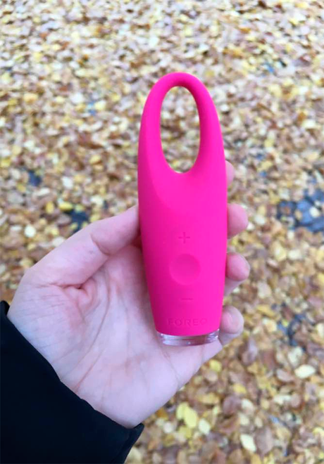 IRIS, el masajeador iluminador de Foreo que combate bolsas y ojeras