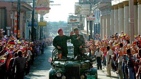SAN03 - SANDINO (CUBA) - 21/08/2005.- El presidente cubano, Fidel Castro (der), se dirige a participar en el programa dominical de radio y televisión, Aló Presidente, del presidente venezolano, Hugo Chávez (IZQ), hoy, domigo 21 de agosto, en Sandino (Cuba). EFE/Miraflores