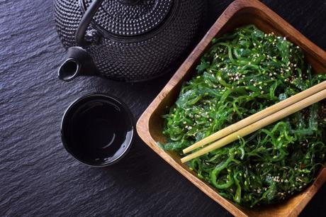 Si sus niveles de yodo son bajos agregue algas a su ensalada. (Tatiana Frank/Shutterstock)