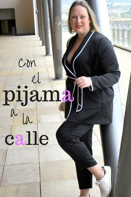 http://www.loslooksdemiarmario.com/2016/12/con-el-pijama-la-calle-curvy-look.html