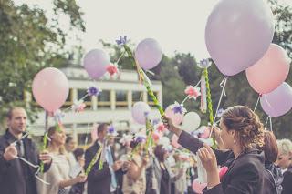 Invitados esperando a los novios con globos