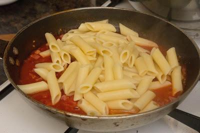 Pasta con huevo cocido y jamón