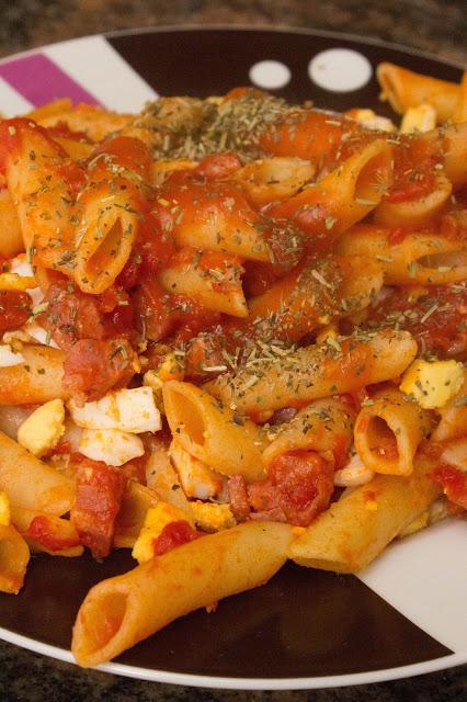 Pasta con huevo cocido y jamón