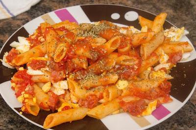 Pasta con huevo cocido y jamón