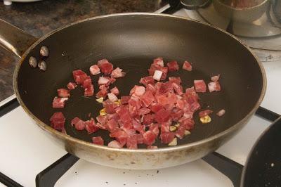 Pasta con huevo cocido y jamón