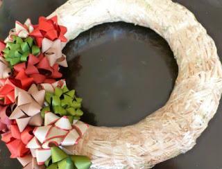 Coronas navideñas y árboles decorados con moños de regalo