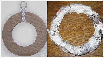 Coronas navideñas y árboles decorados con moños de regalo