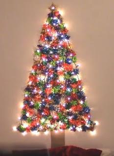 Coronas navideñas y árboles decorados con moños de regalo