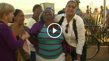 Cubana grita entre llantos que por qué no se murió ella en vez de Fidel aaaa