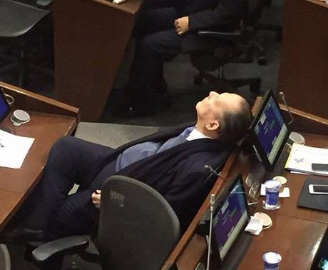 Roberto Gerlein durmiendo en el Congreso, ¿Y hasta Cuándo Gerlein? Todas Las Sombras. Fuente: http://todaslassombras.blogspot.com/2016/12/y-hasta-cuando-gerlein.html